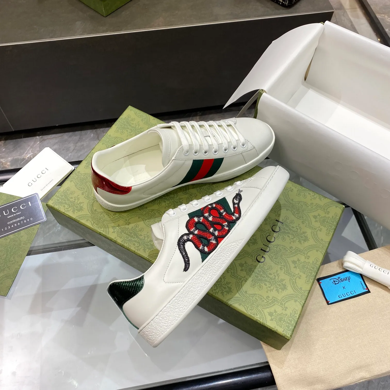 👟👟Ex-factory price 440👟👟 Men's size +10 Gucci's GG white shoes, the same style as Ni Ni, have been popular in recent years; new colors are constantly updated; stars, Internet celebrities, live broadcasts, etc. will definitely plant grass and call them. Classic fashion style, 5D drawing printing; electric embroidery surface, etc... Original customized cowhide color, first layer of cowhide inside, original outsole... Shiny color drawing/electric embroidery surface embellished on the side of the shoe body, package production process‼ Size: Female 35-40# Male 39-46#